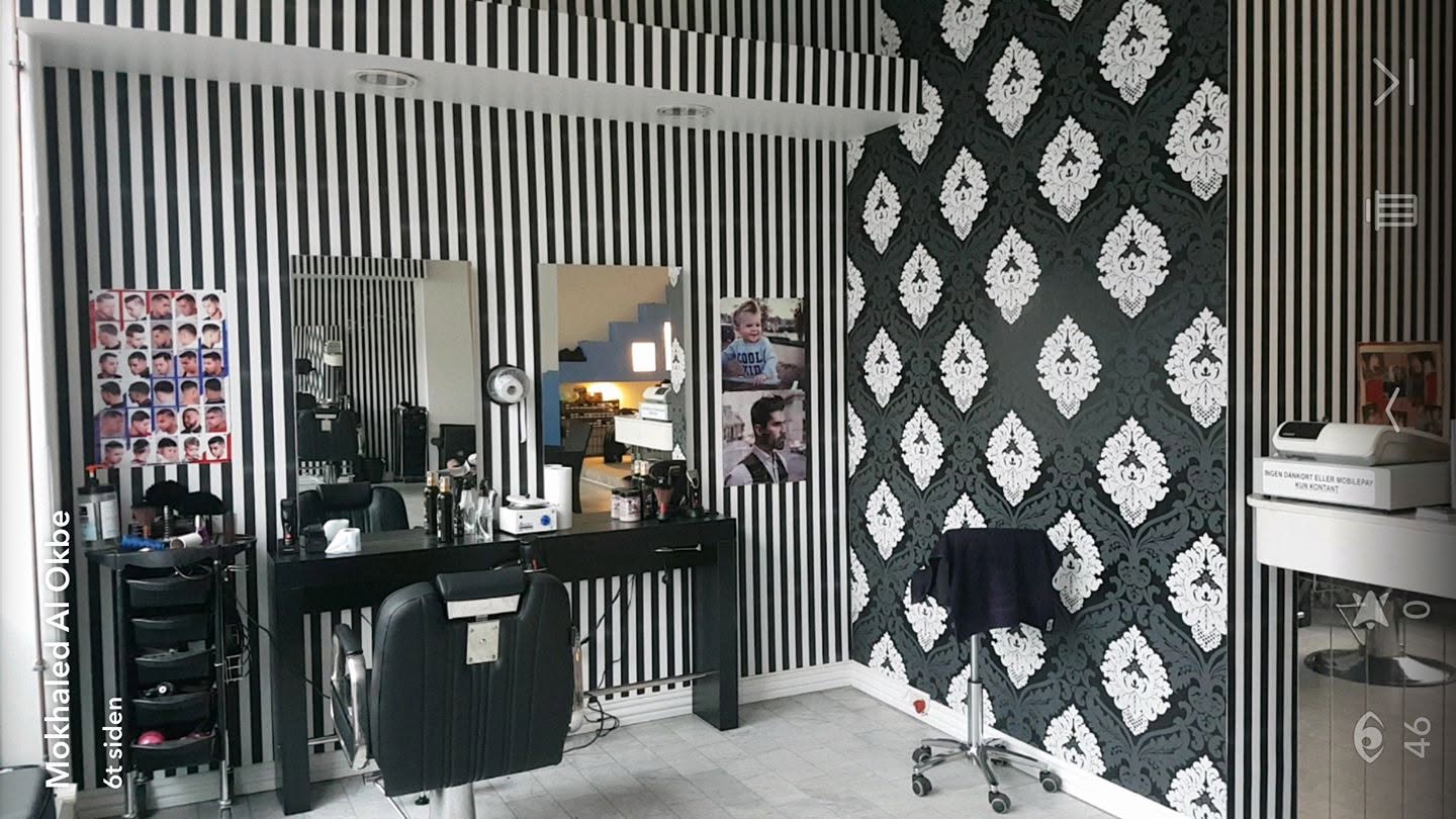 Barbershoppen i Studiestræde med sort-hvide vægge og barberstol