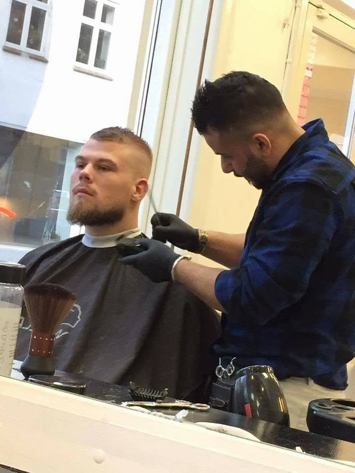 Herreklip og skægtrim i barberstolen